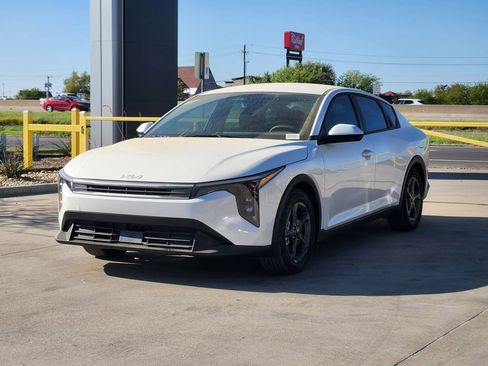 New 2026 Kia K4 LXS image 2