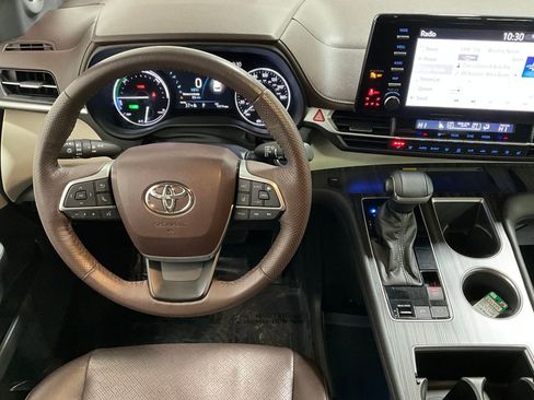 Used 2021 Toyota Sienna Limited image 6