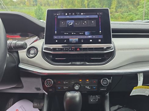 Used 2022 Jeep Compass Limited image 19