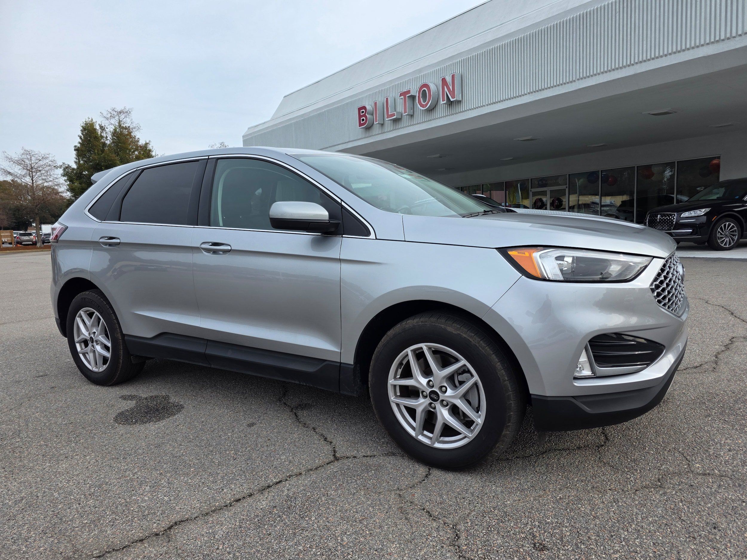Used 2024 Ford Edge SEL w/ Convenience Package AWD/4WD image 2
