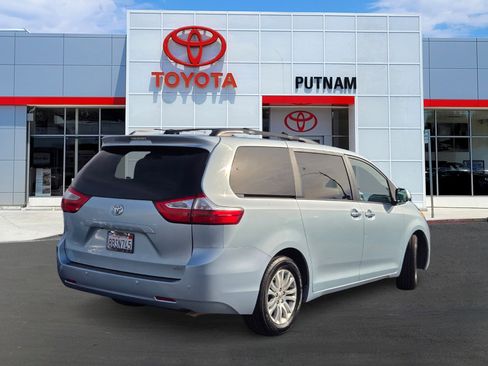 Used 2017 Toyota Sienna XLE image 4