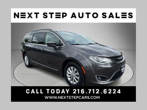 Used 2017 Chrysler Pacifica Touring-L FWD image 1