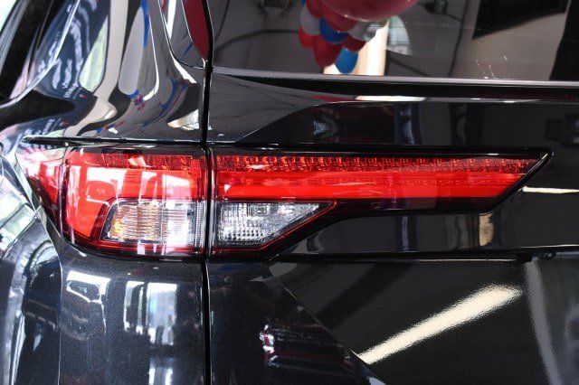 Used 2025 Mitsubishi Outlander SEL AWD/4WD image 16