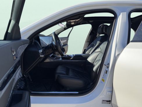 Used 2023 BMW 740i image 12