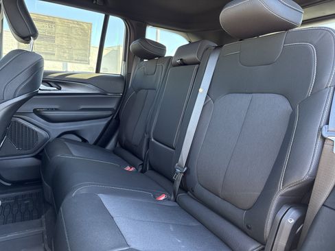 New 2025 Jeep Grand Cherokee 4WD image 18