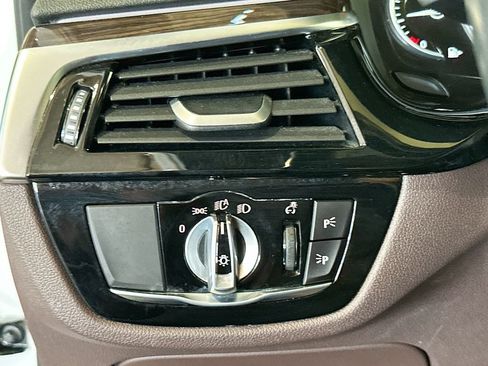 Used 2019 BMW 530i xDrive w/ Premium Package AWD/4WD image 10