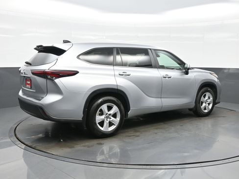 Used 2024 Toyota Highlander LE AWD/4WD image 6