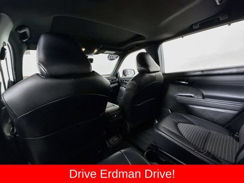Used 2022 Toyota Highlander XSE FWD image 10