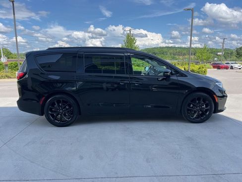Used 2025 Chrysler Pacifica Limited FWD image 22