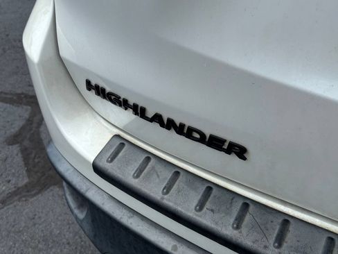 Used 2019 Toyota Highlander SE w/ Nightshade Edition FWD image 34
