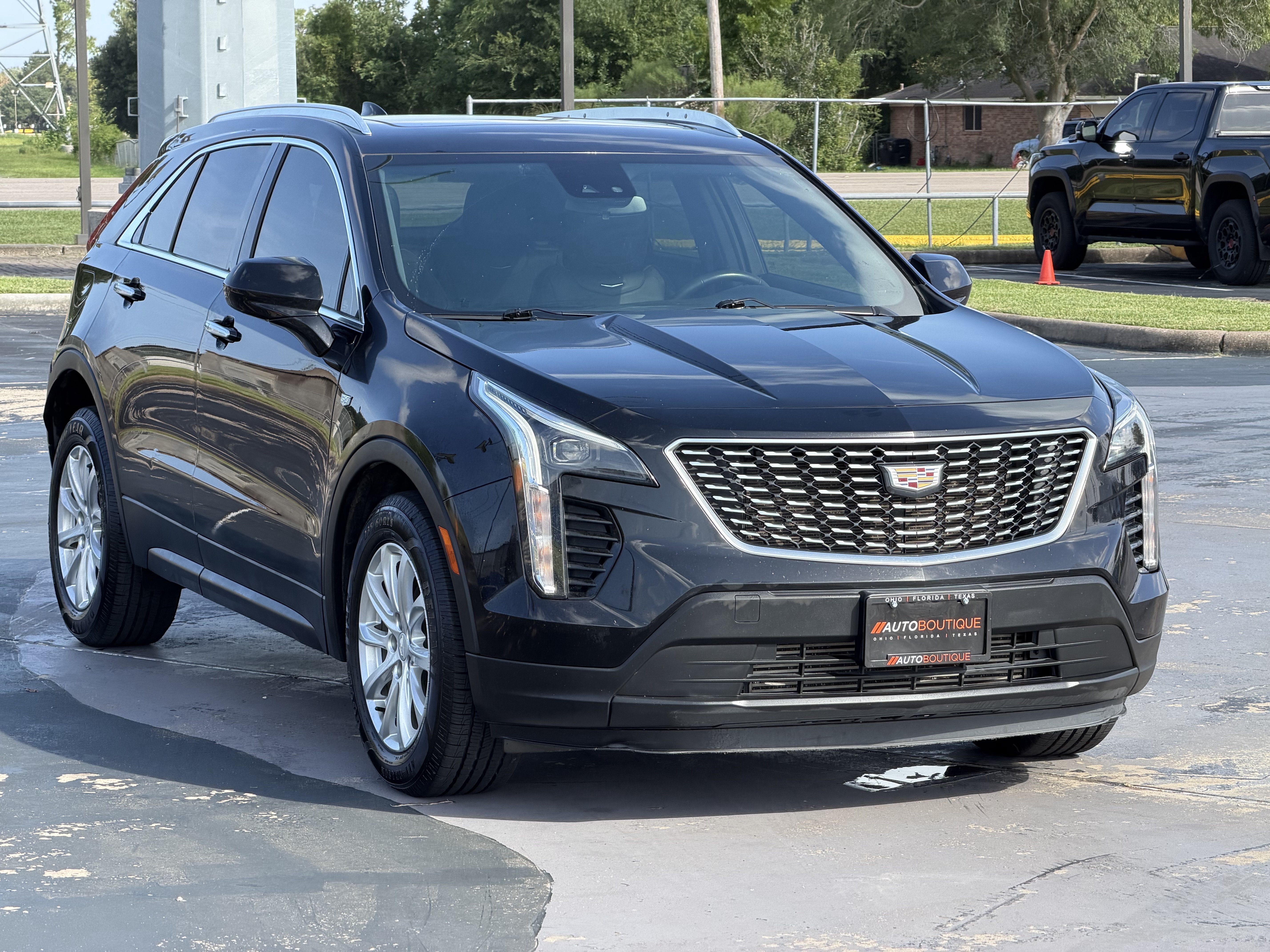 Used 2022 Cadillac XT4 Luxury w/ Cold Weather Package FWD image 3