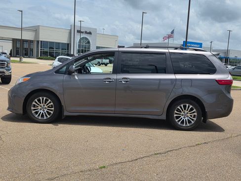 Used 2018 Toyota Sienna XLE w/ XLE Navigation Package FWD image 8