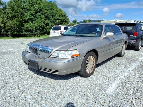 Used 2003 Lincoln Town Car Executive RWD image 2