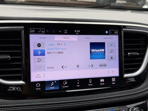 Used 2025 Chrysler Pacifica Limited FWD image 25