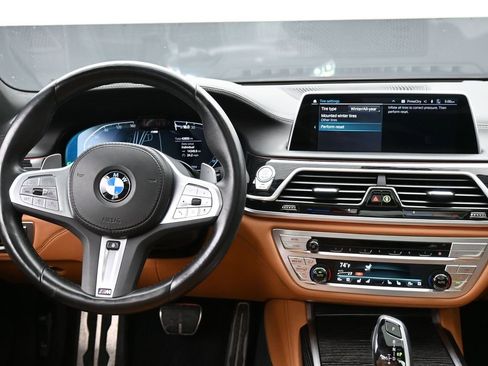 Used 2022 BMW 750i xDrive w/ Luxury Rear Seating Package image 11
