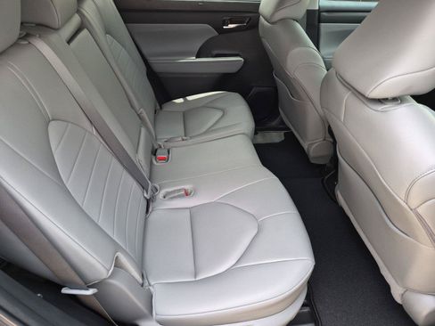 Used 2024 Toyota Highlander XLE FWD image 29
