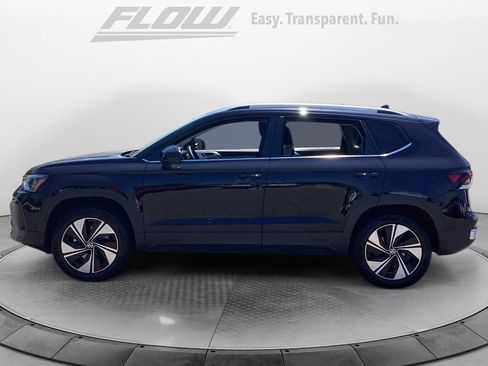 Certified 2025 Volkswagen Taos SE w/ Panoramic Sunroof Package AWD/4WD image 4