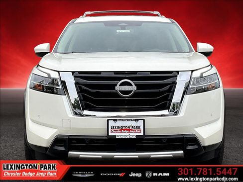 Used 2024 Nissan Pathfinder Platinum AWD/4WD image 2