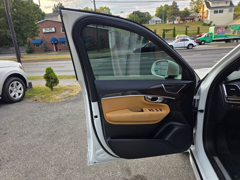 Used 2017 Volvo XC90 T6 Momentum w/ Vision Package image 10