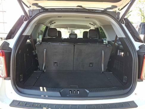 Used 2022 Ford Explorer XLT w/ Equipment Group 202A AWD/4WD image 27