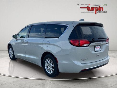 Used 2020 Chrysler Pacifica Touring image 3