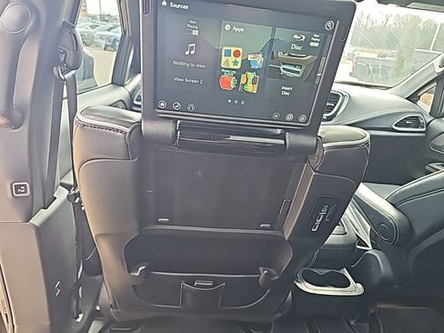 Used 2021 Chrysler Pacifica Limited w/ Uconnect Theater Family Group image 18