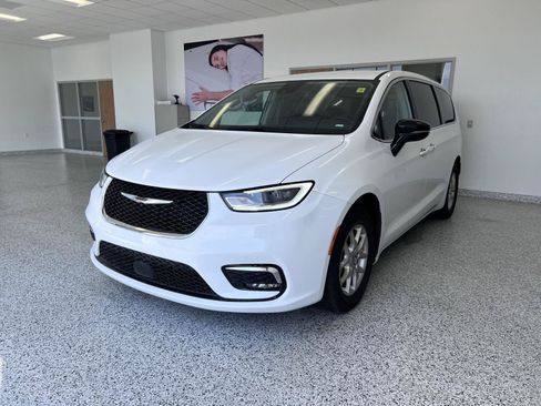 Used 2024 Chrysler Pacifica Touring-L FWD image 3
