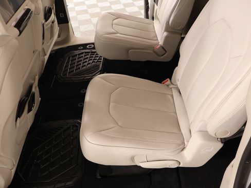 Used 2021 Chrysler Pacifica Touring-L w/ Uconnect Theater Family Group FWD image 13