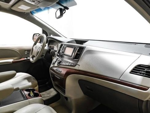Used 2013 Toyota Sienna XLE image 18
