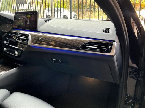 Used 2023 BMW 530i w/ Premium Package image 18