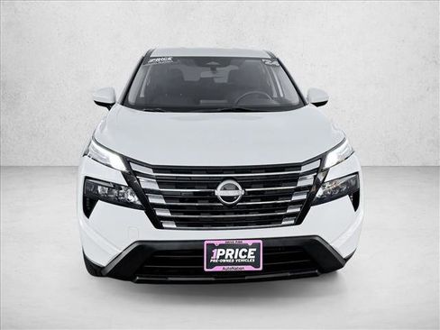 Used 2024 Nissan Rogue SV image 2