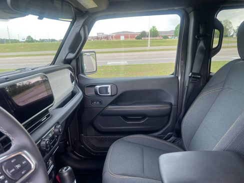 Used 2025 Jeep Wrangler Sahara image 22