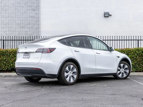 Used 2024 Tesla Model Y Long Range AWD/4WD image 13