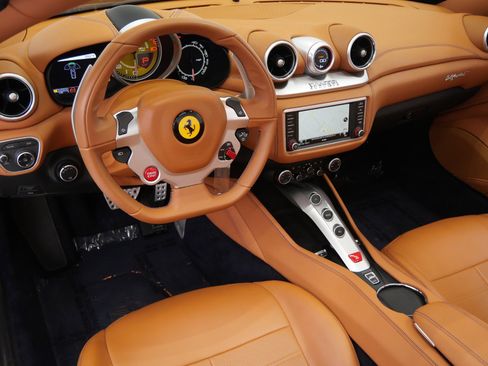 Used 2017 Ferrari California T RWD image 13