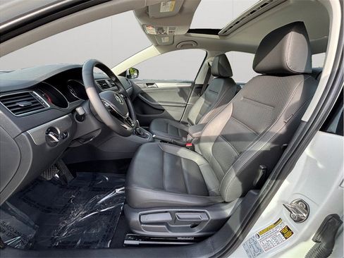 Used 2018 Volkswagen Jetta SE FWD image 2