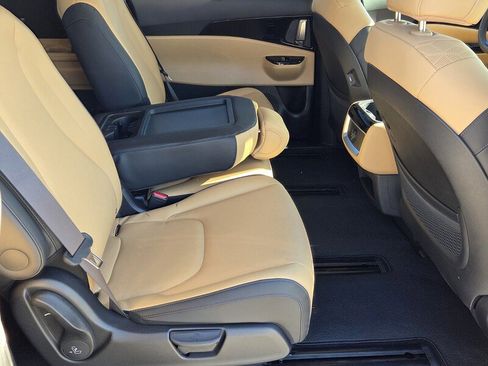 Used 2024 Kia Carnival EX image 14