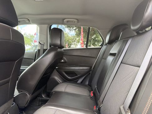 Used 2022 Chevrolet Trax LT w/ LT Convenience Package FWD image 16