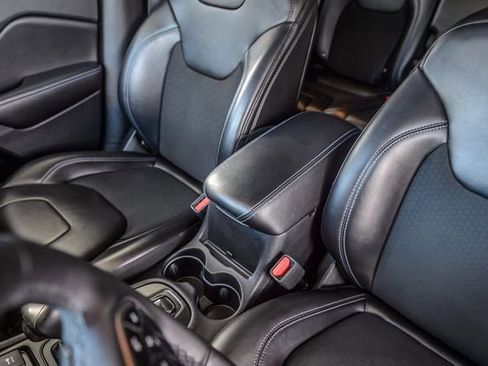 Used 2019 Jeep Cherokee Latitude Plus FWD image 32