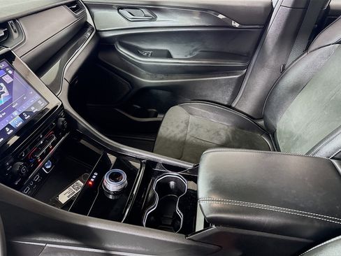 Used 2023 Jeep Grand Cherokee L Laredo image 24