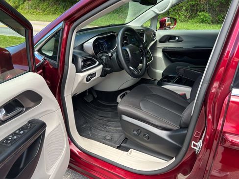 Used 2020 Chrysler Pacifica Touring FWD image 32
