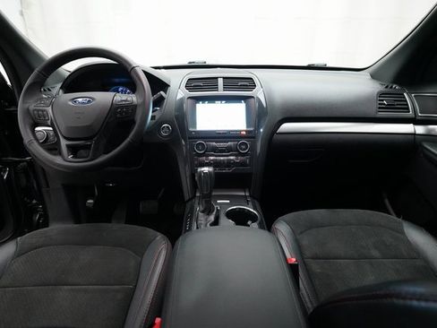 Used 2018 Ford Explorer XLT w/ Equipment Group 202A image 5