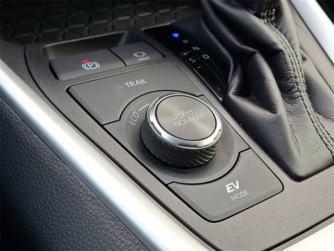 Used 2022 Toyota RAV4 SE image 26