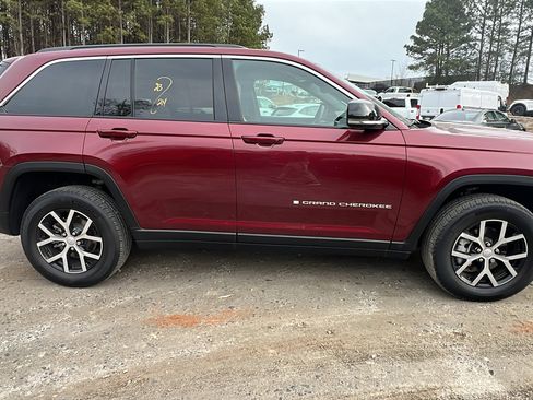 Used 2024 Jeep Grand Cherokee Limited image 7