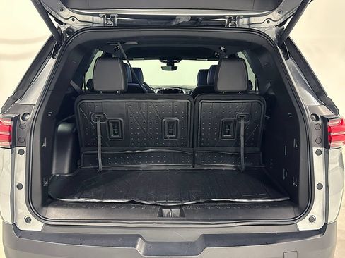 Used 2023 Chevrolet Traverse LT w/ LT Premium Package AWD/4WD image 5