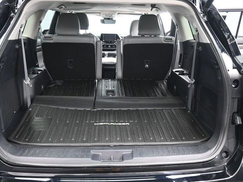 Used 2021 Toyota Highlander Limited image 16