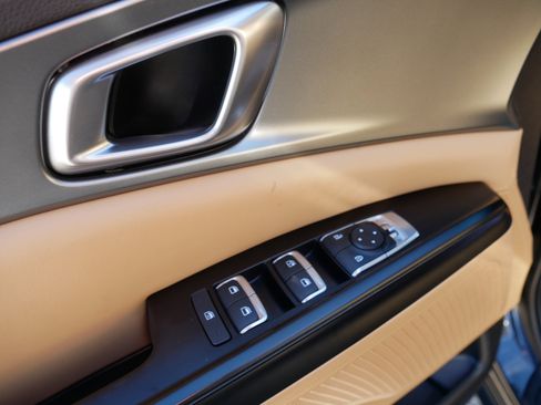 Certified 2024 Kia Carnival LX image 18