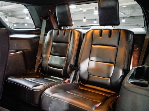 Used 2019 Ford Explorer XLT w/ Equipment Group 202A image 18