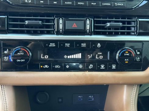 Used 2024 Nissan Pathfinder Platinum w/ Black Appearance Package image 25