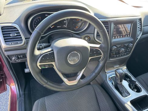 Used 2020 Jeep Grand Cherokee Laredo image 18