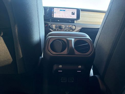 Used 2025 Jeep Wrangler Unlimited Sahara AWD/4WD image 25